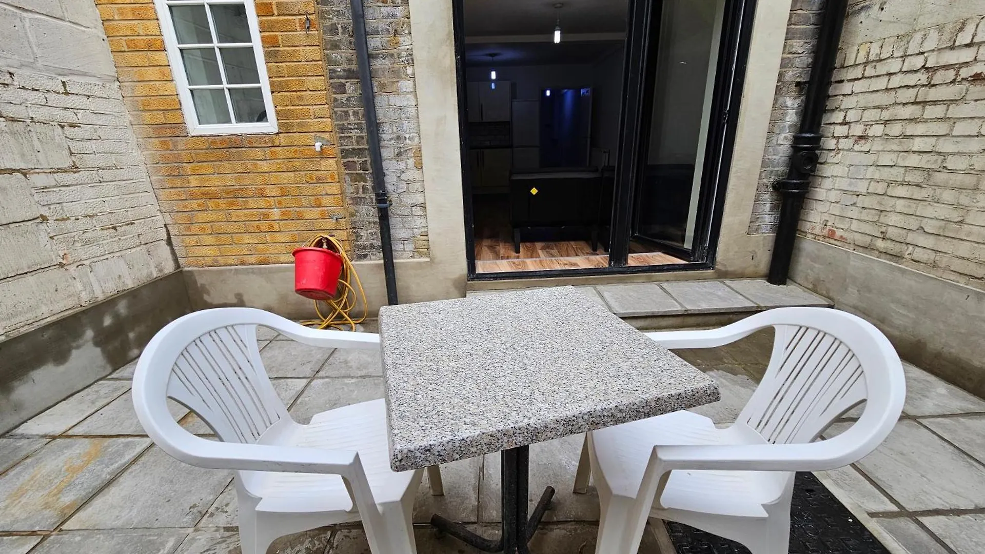 London E1 Apartment